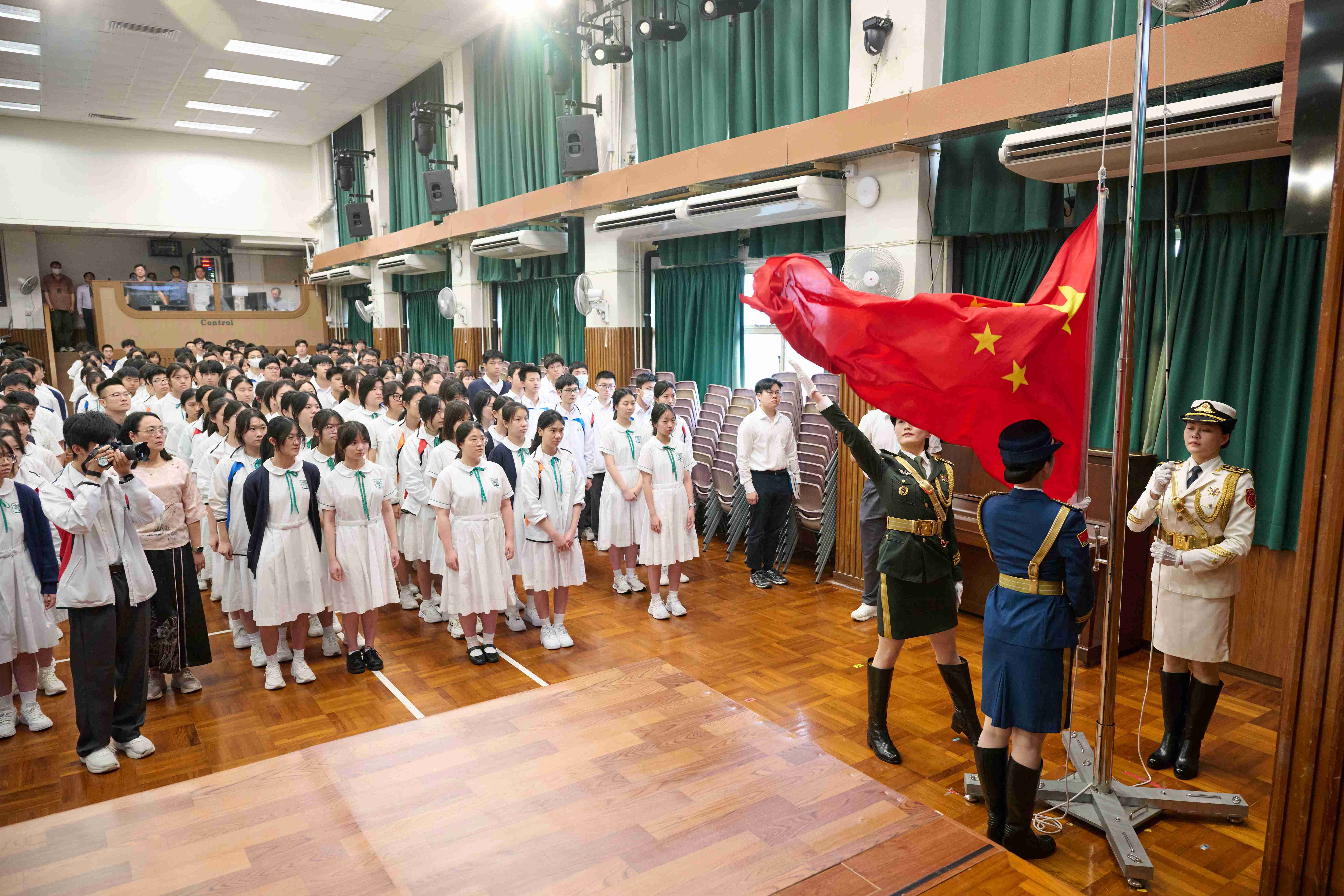 駐港部隊三軍儀仗隊進校園 培僑中學舉辦80周年校慶升旗儀式暨國防教育活動 首設女兵升旗呼應《花木蘭》劇目 專業步操訓練深化愛國教育
